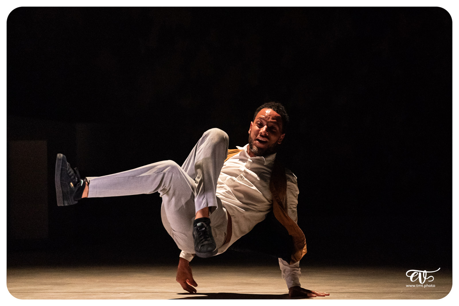 SUR LE FIL (CIE PYRAMID)